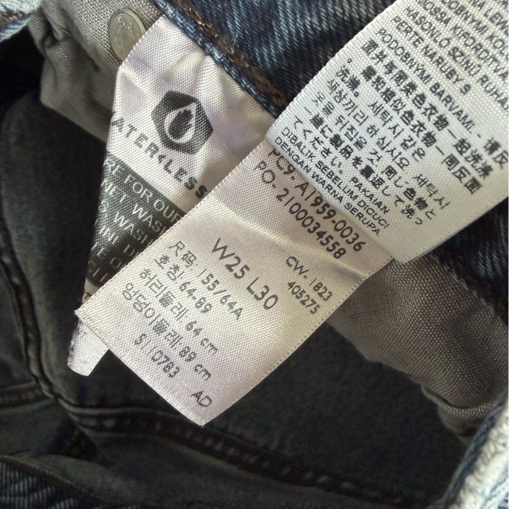 Levi's Women's 501 90’s Jeans - Picture 6 of 6